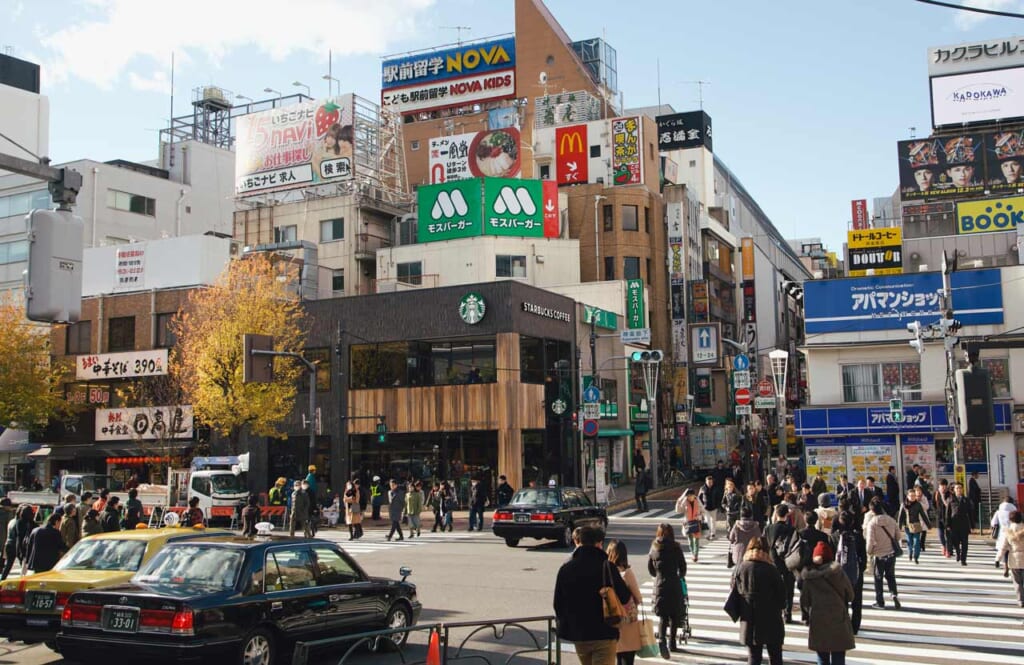 Einkaufsstraße in Japan mit verschiedenen Cafés und Restaurants.