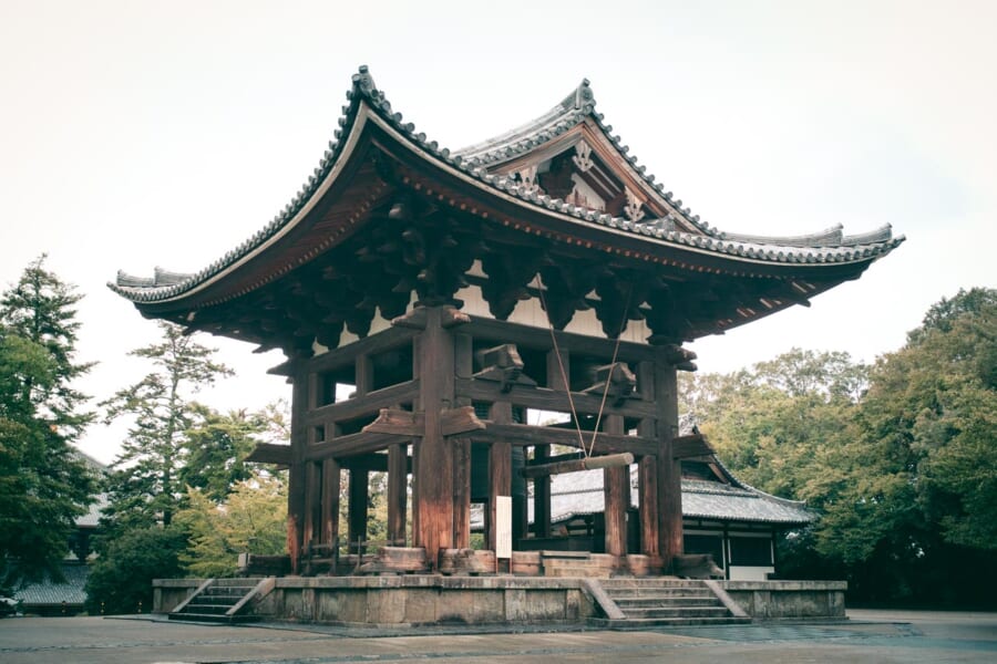 Der Glockenturm des Todai-ji-Tempels in Nara.