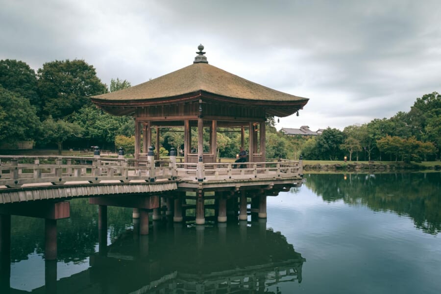 Der Holzpavillon Ukimi-do auf dem Sagi-Ike-Teich im Nara-Park.