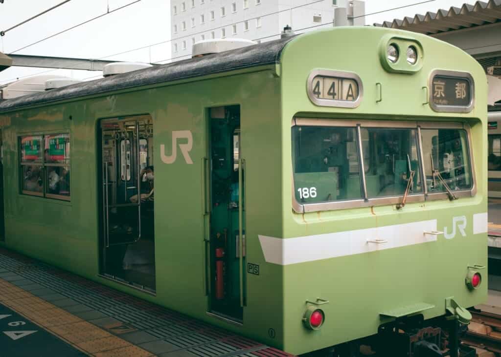 JR-Züge die nach Nara fahren.