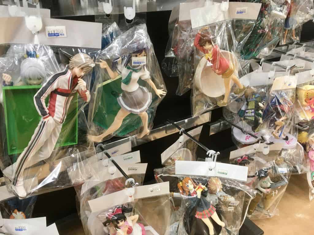 Anime-Figurinen in Plastiktüten.