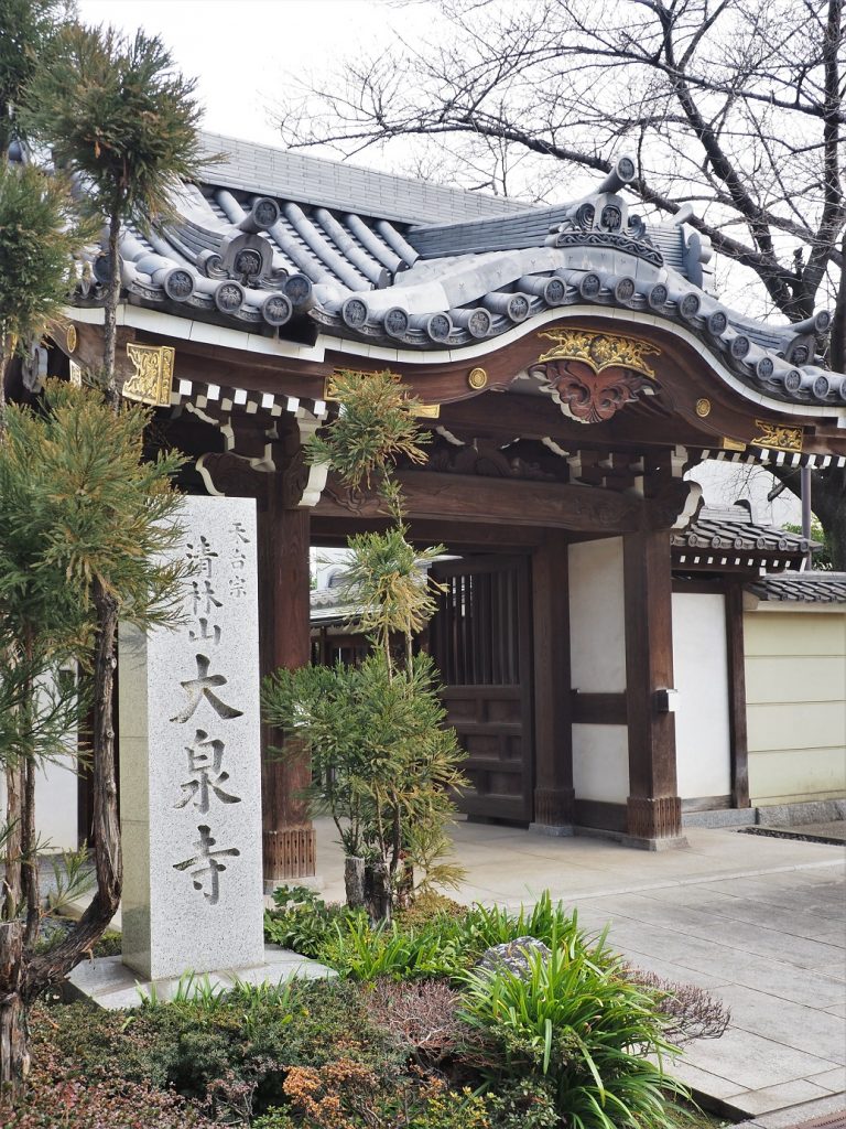 Eingang zum Friedhof im Yanesen-Gebiet in Tokio.