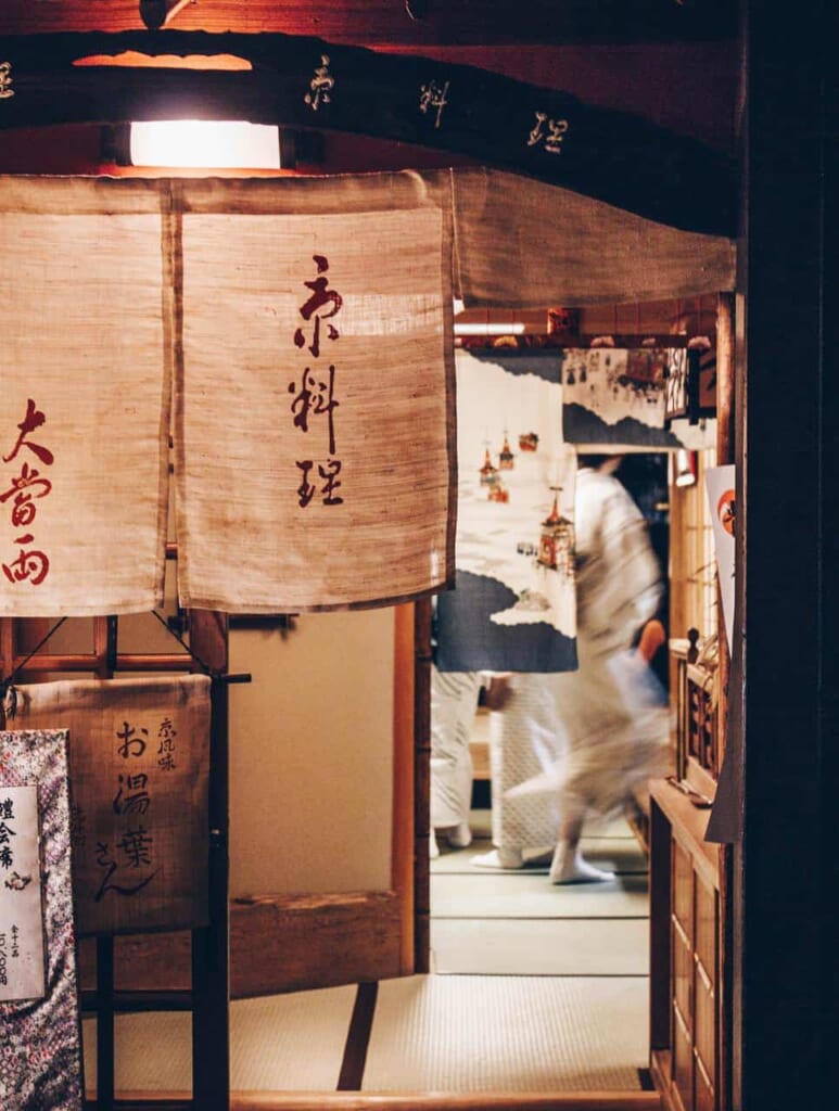 In einem japanischen Haus mit Tatami-Matten.