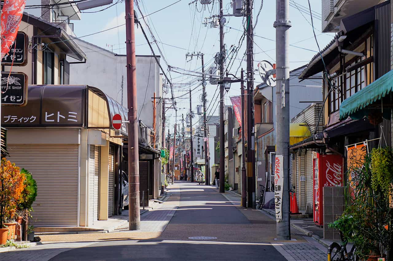 Bild einer japanischen Innenstadt, wo die Yokai-Parade stattgefunden haben soll.