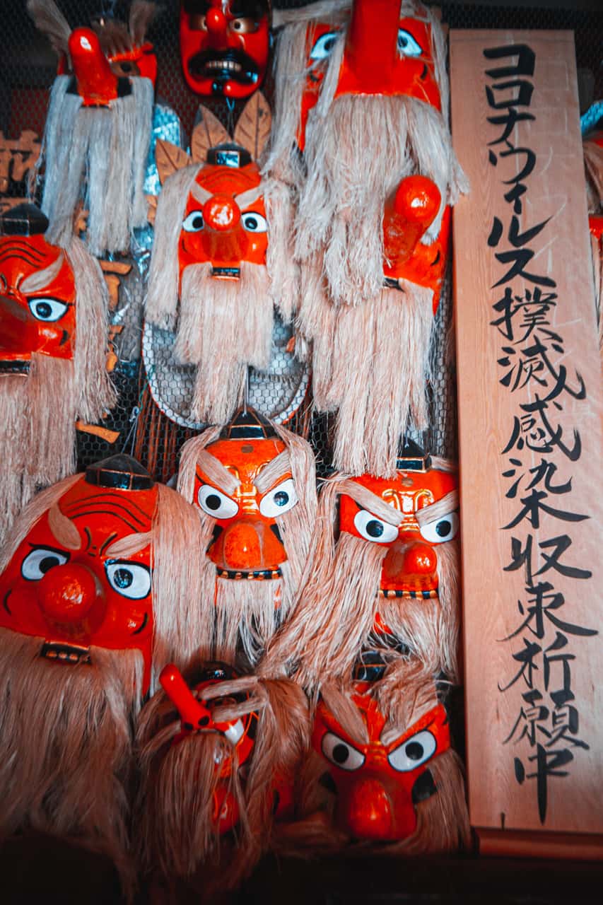 Tengu-Masken in einem diesen Yokai gewidmeten Tempeln.
