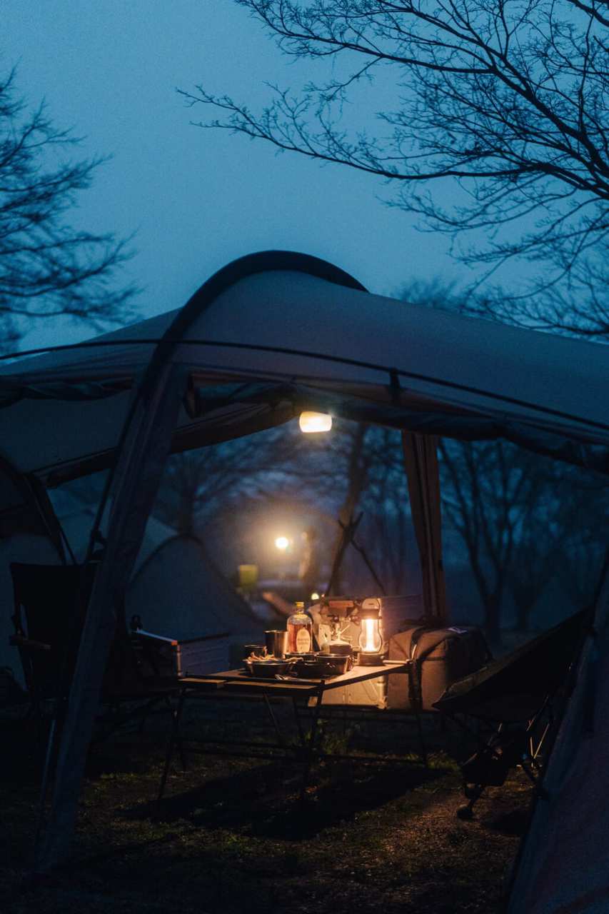 Ein Zeltlager am Abend.