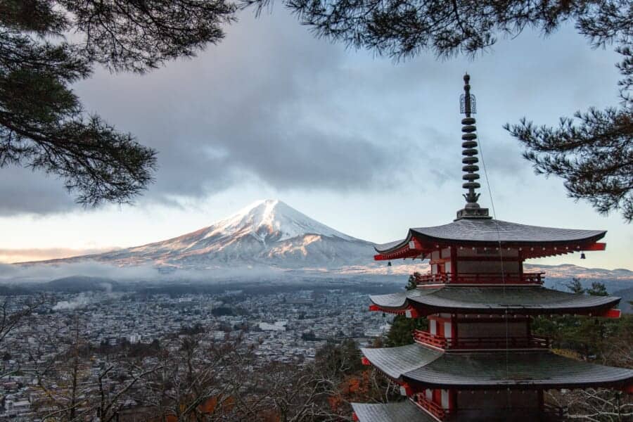 Chureito-Pagode mit dem Fuji im Hintergrun.