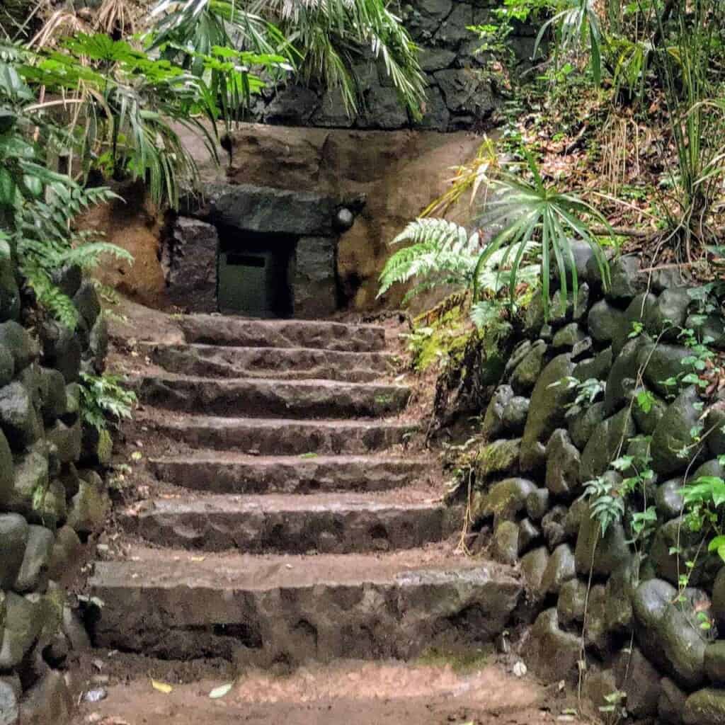 Treppenstufen zum Kofun-Grab.