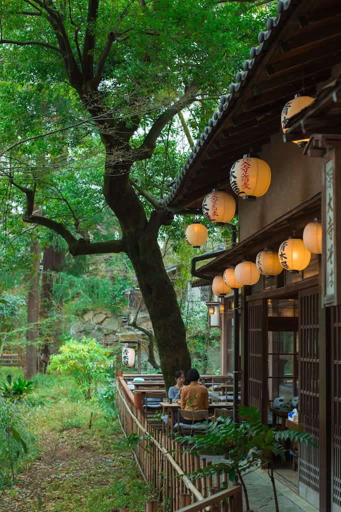 Restaurant mit Sitzbereich draußen in Japan.