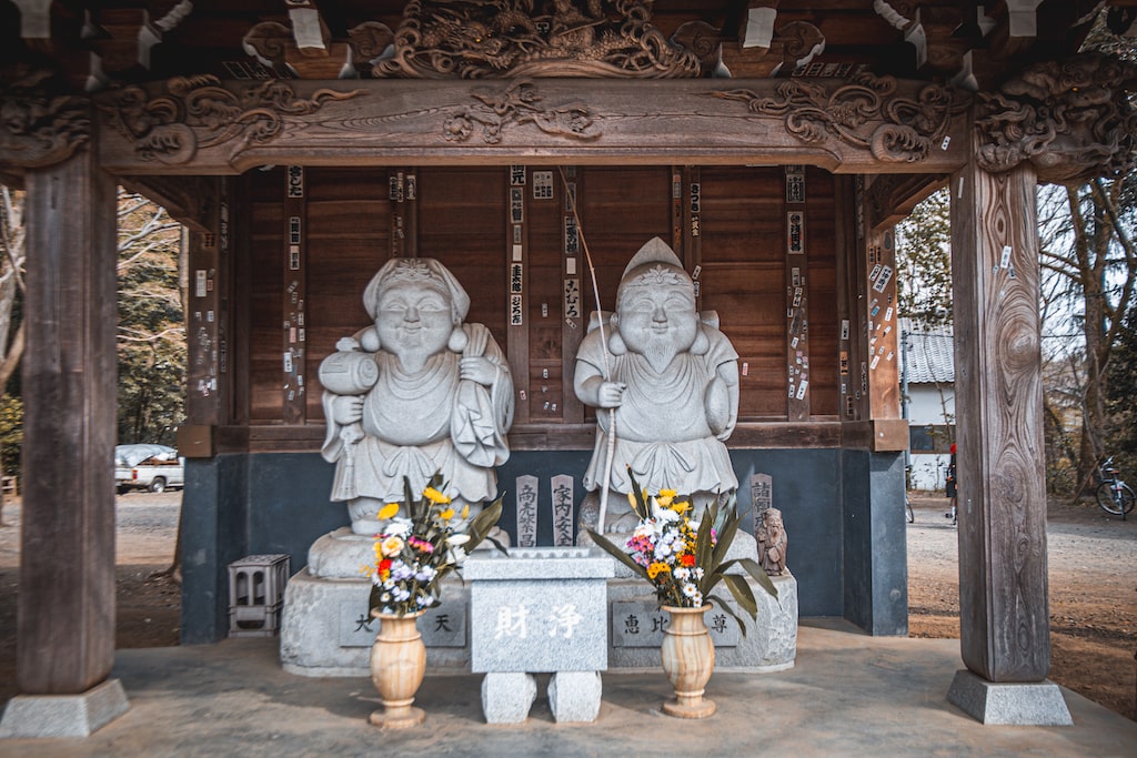 Statuen der Glücksgötter Daikoku und Ebisu im Jindaiji-Tempel