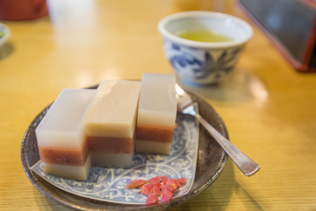 Japanische Süßigkeiten aus Reis und eine Tasse grüner Tee