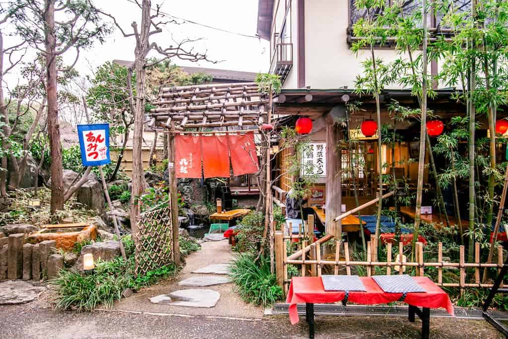 Fassade eines traditionellen Cafés in der Nähe des Jindaiji-Tempel