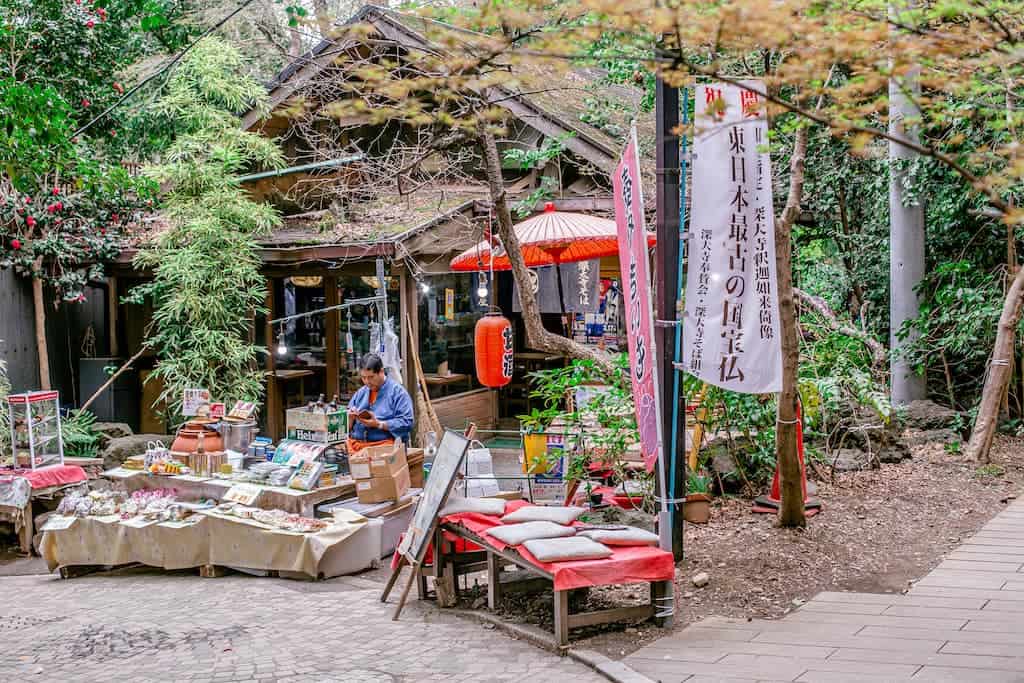 Verkäuferin von Süßigkeiten und Getränken in der Nähe des Jindaiji-Tempel
