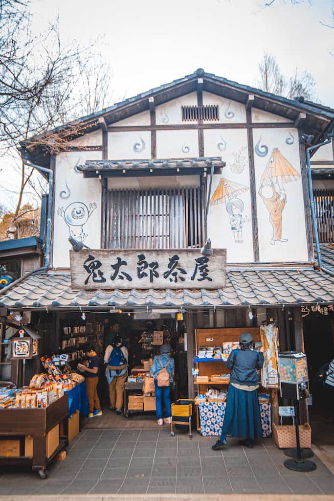 Fassade eines GeGeGe no kitaro-Geschäfts in der Nähe des Jindaiji-Tempels