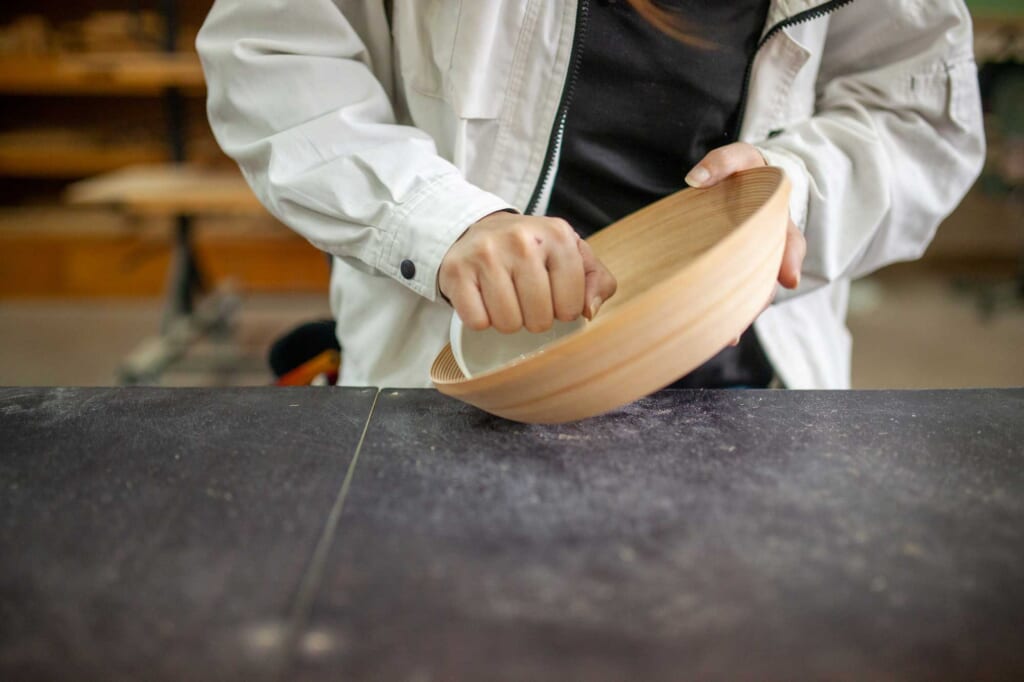 Nahaufnahme der Formgebung von Holzhandwerk in Aomori, Japan