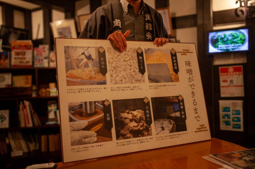 Ein Mann erläutert Brautechniken in Akita, Japan