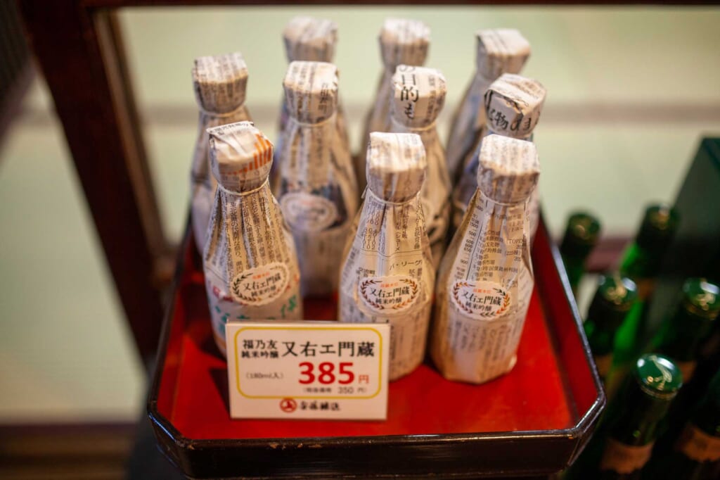 Kleine Sojasaucenflaschen in Akita, Japan