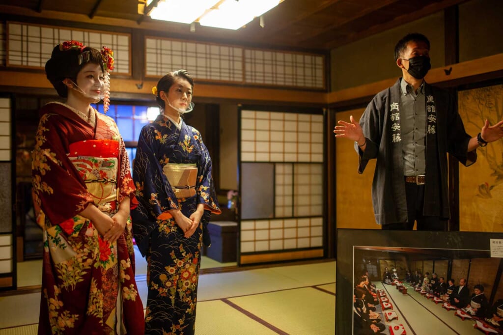 Eine Gruppe von Personen in einem Tatami-Raum in Akita, Japan