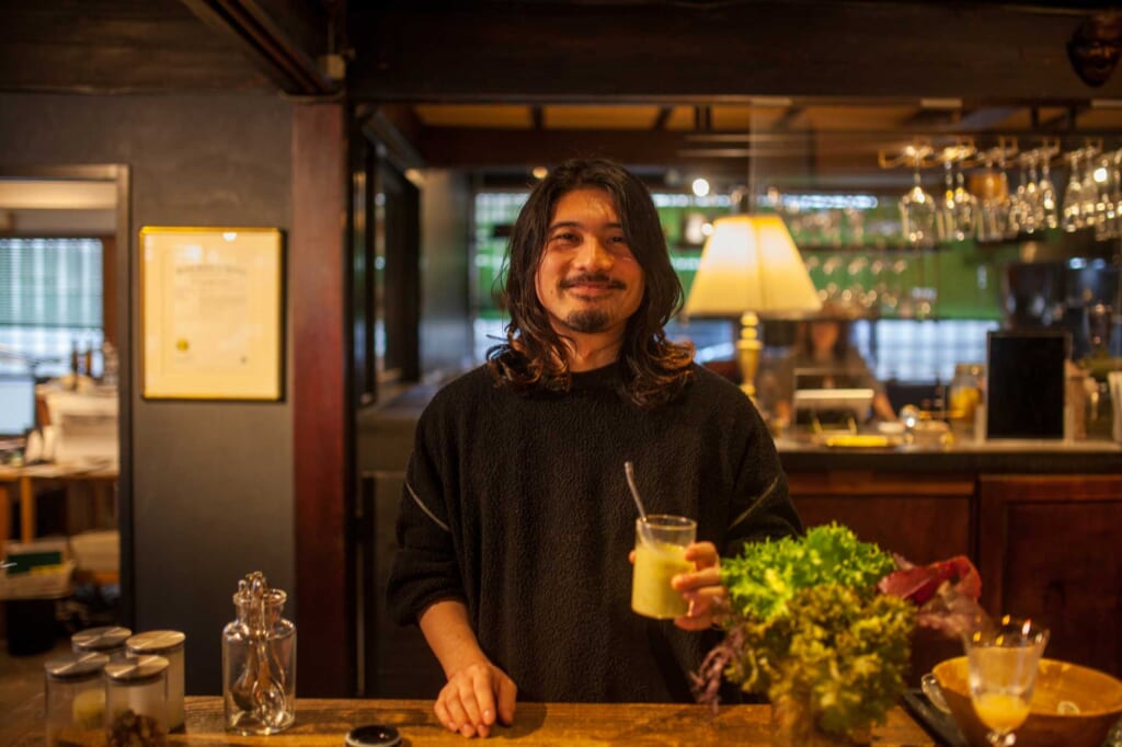 Shop-Manager lächelnd in einer Brauerei in Akita, Japan