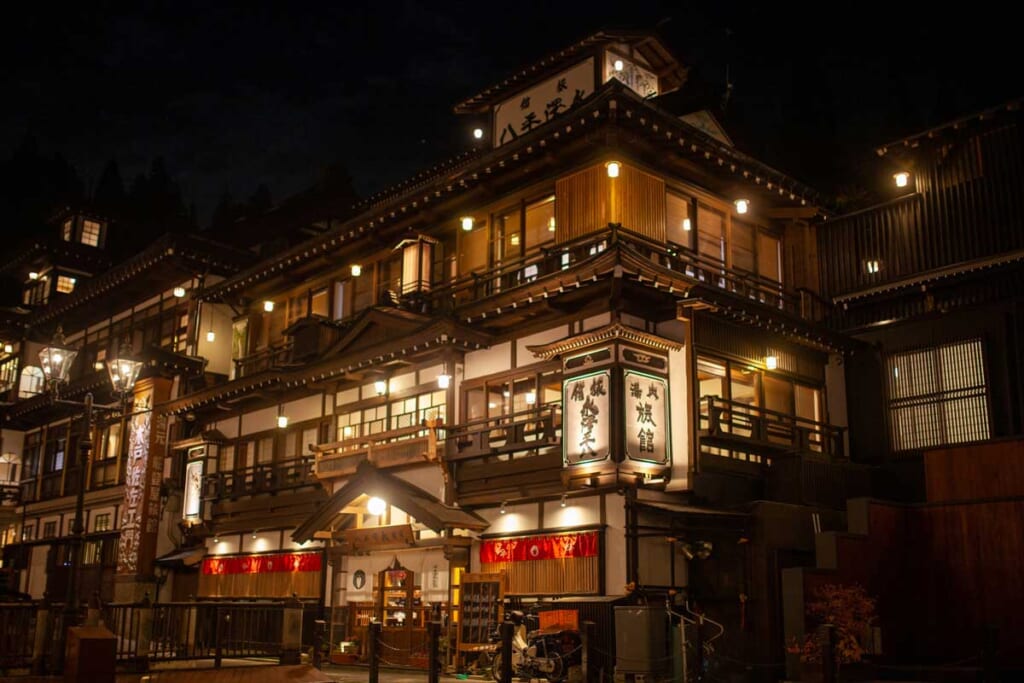 Schwach beleuchtetes japanisches Gebäude in Ginzan Onsen, Japan