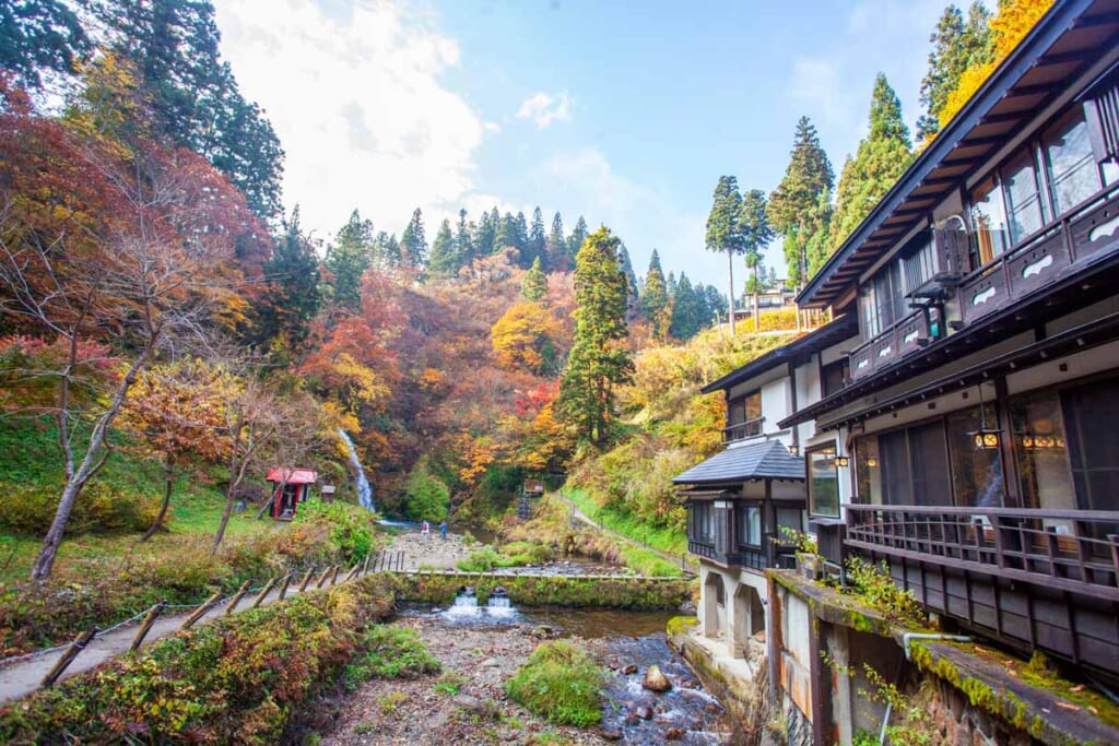 Herbstfarben und ein traditionalles japanisches Gebäude in Tohoku, Japan