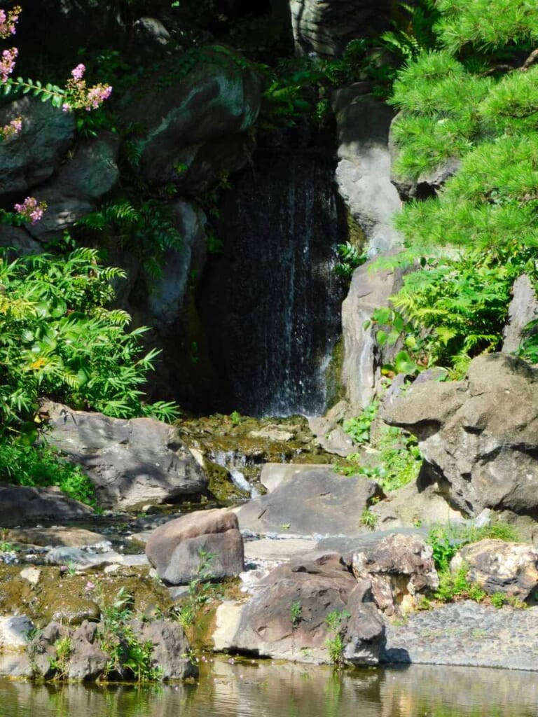 Wassefall im Kaiserpalastgarten Tokio