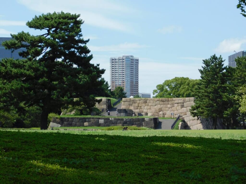 Blick auf die Ruinen des Tenshu-dai