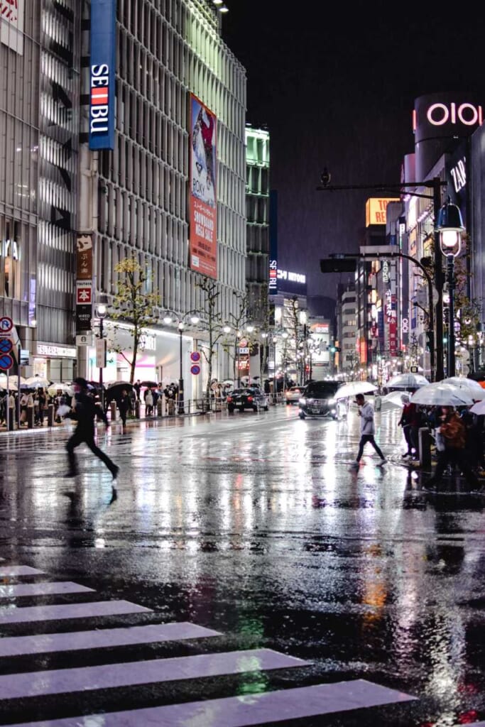 Shibuya im Regen bei Nacht