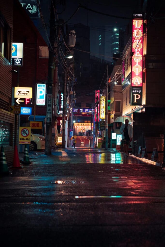 Neonlichter im Regen in Tokio