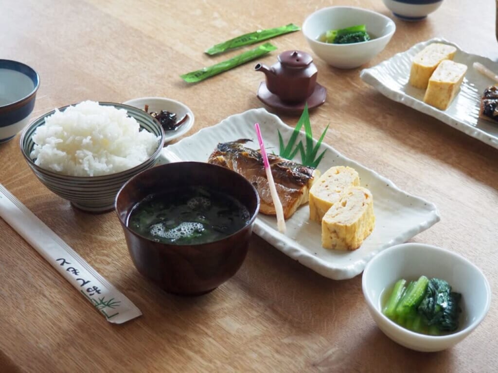 japanisches Frühstück mit gegrilltem Lachs und Tamagoyaki