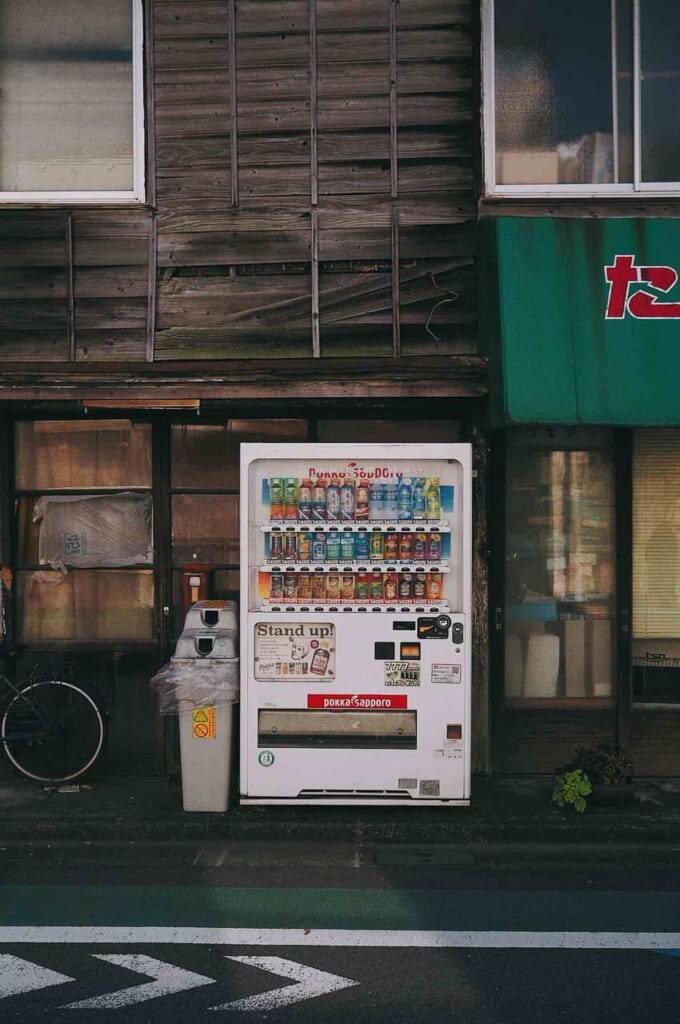 Getränkeautomat vor einem alten Haus in Japan