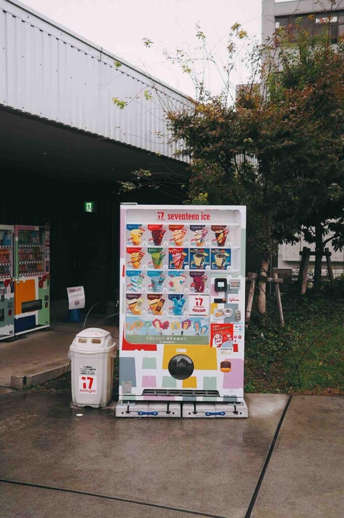 Verkaufsautomat in Japan mit Eis