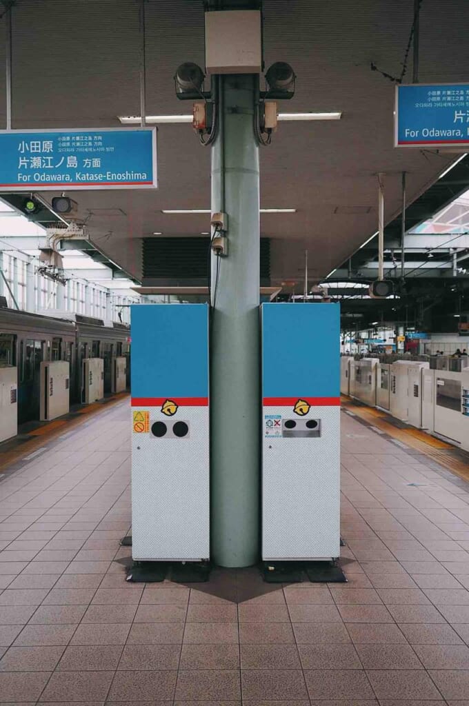 Verkaufsautomaten in Japan auf einem Bahnsteig