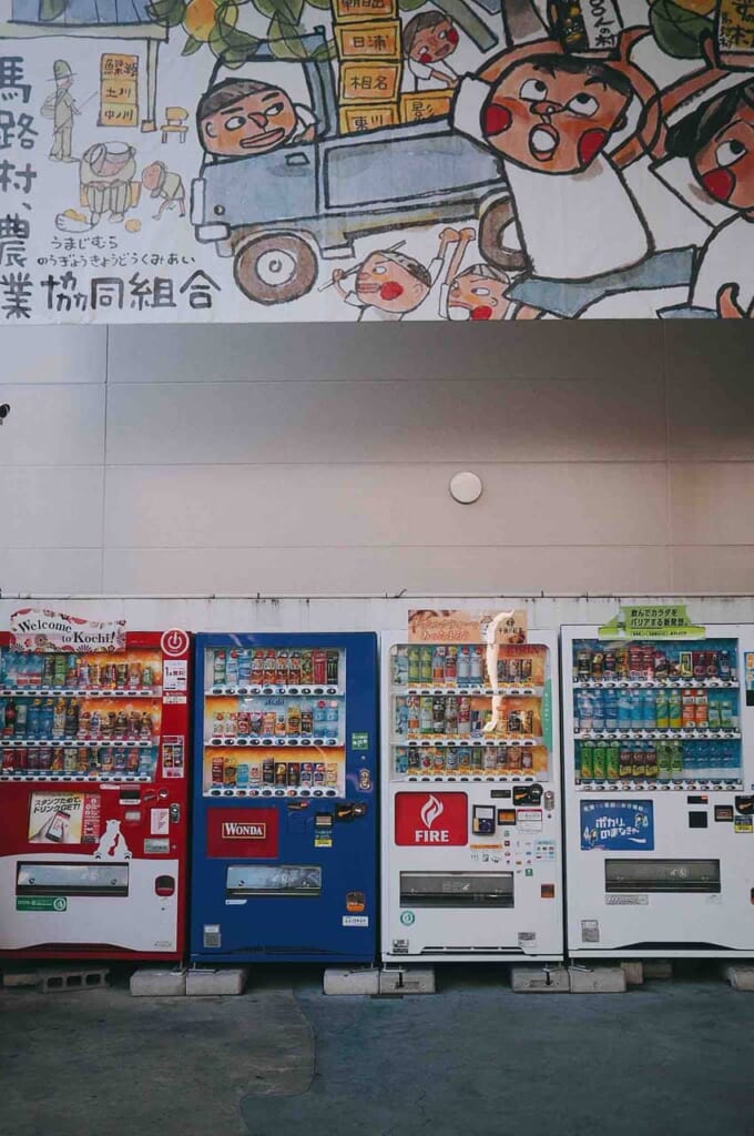 Aufgereihte Verkaufsautomaten in Japan