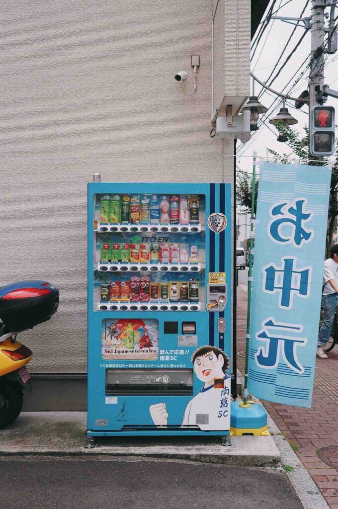 Blauer Getränkeautomat in Japan