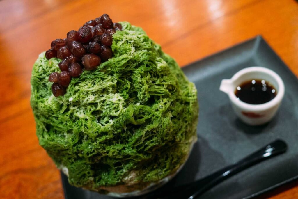 Kakigori mit Matchasirup und roten Bohnen
