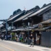 Mann auf einem Fahrrad auf den Straßen in Kawagoe