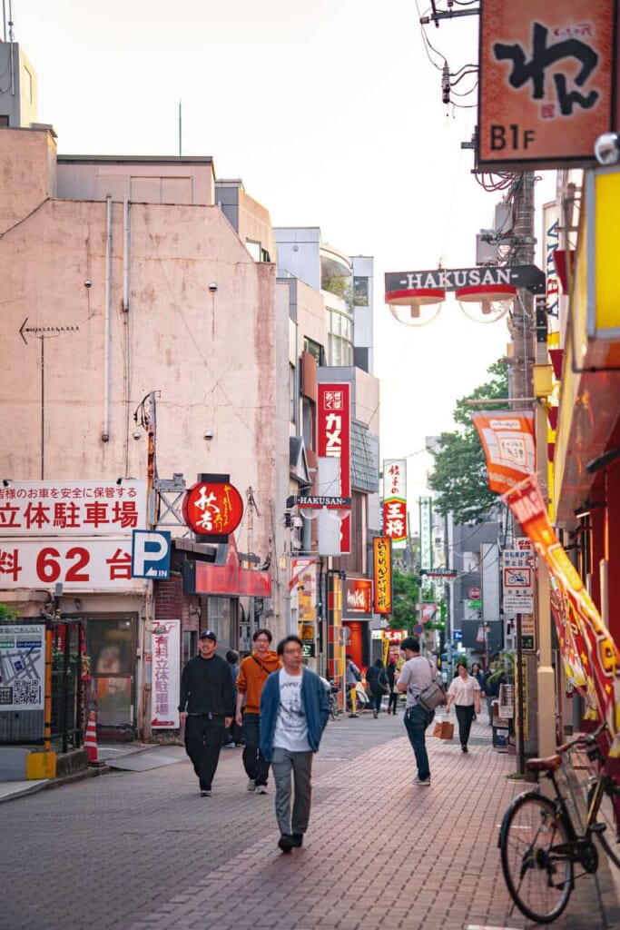 Menschen in den belebten Straßen von Ogikubo und Nishi-Ogikubo