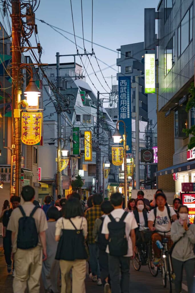 Menschen in den Straßen von Ogikubo und Nishi-Ogikubo am Abend