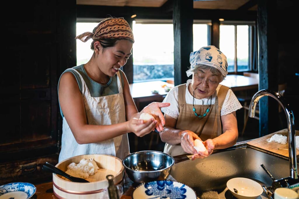 Zwei Frauen machen zusammen Onigiri