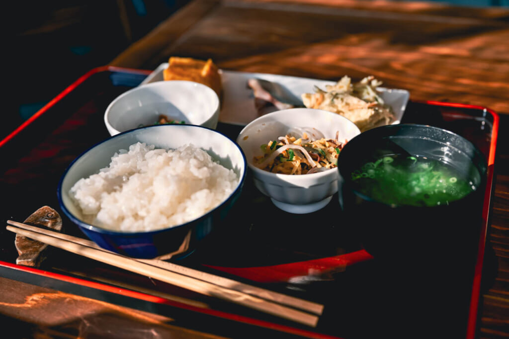 japanisches Essen mit Reis und Miso-Suppe