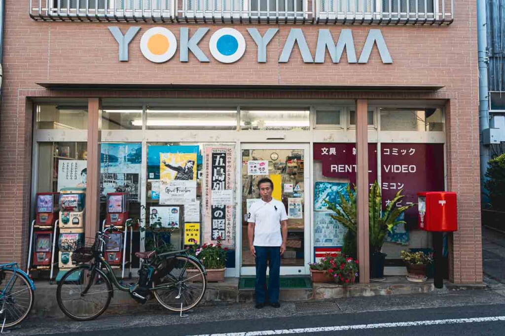 Mann vor einem Geschäft in Japan