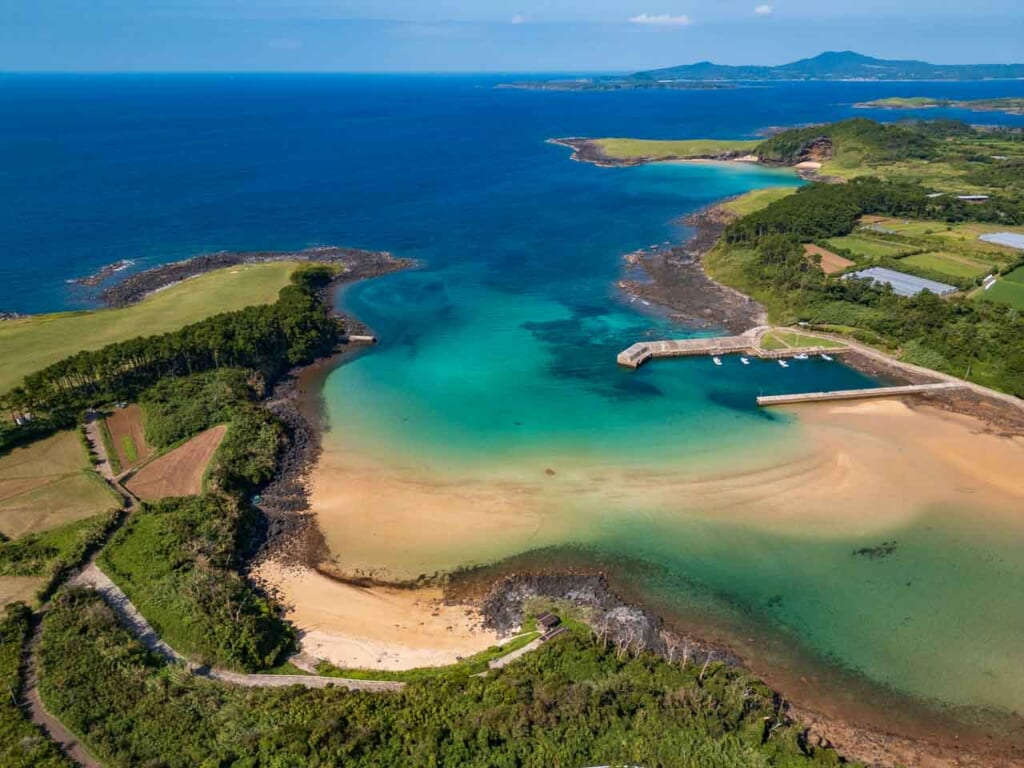 Luftaufnahme des Shirahama-Strandes auf der Insel Ojika, Nagasaki, Japan