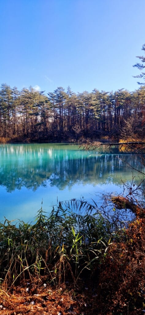 Türkisblauer Teich von den Goshiki-numa-Kraterseen