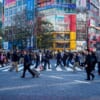 Personen überqueren eine Straße in Japan