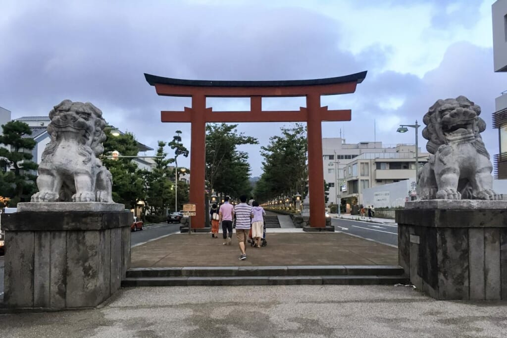 Torii-Tor zum Tsurugaoka-Hachimangu-Schrein