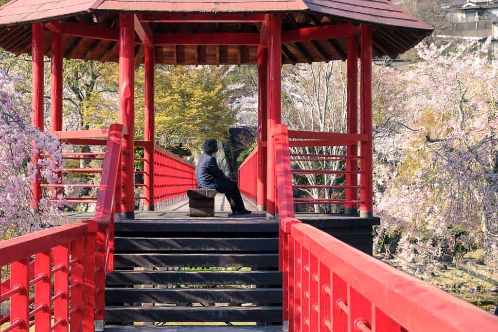 Person in einem Pavillon in Japan, Oita