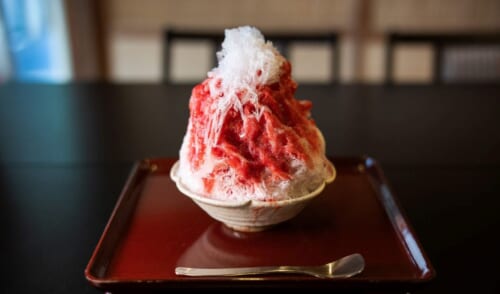 japanisches Kakigori mit Erdbeersauce