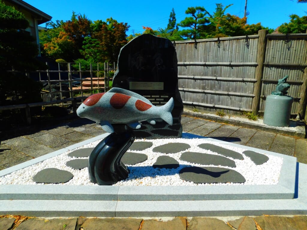 Koi-Statue im Nishikigoi no Sato in Ojiya