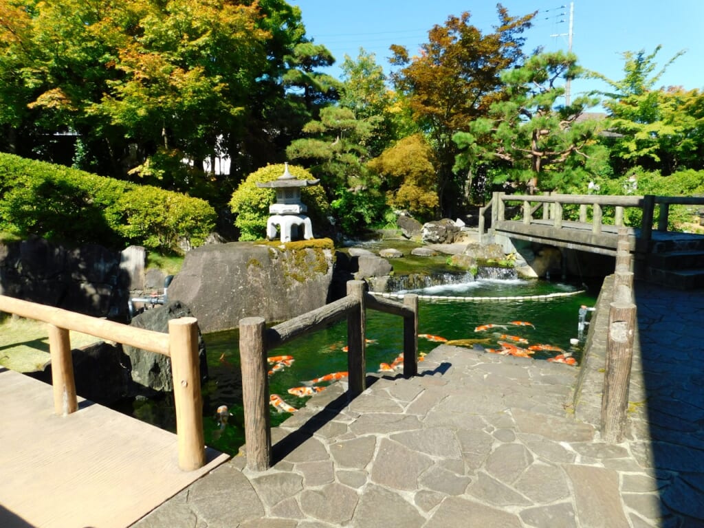 japanischer Garten im Nishikigoi no Sato in Ojiya